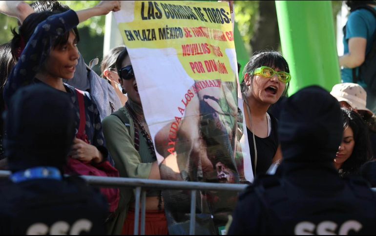 Un grupo de activistas por los derechos de los animales se volvió a presentar en el Coso de Insurgentes para realizar una manifestación. SUN / B. Fregoso