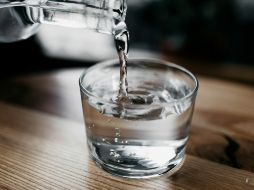 Consumir agua antes de las comidas puede ser una estrategia simple y efectiva. Unsplash.