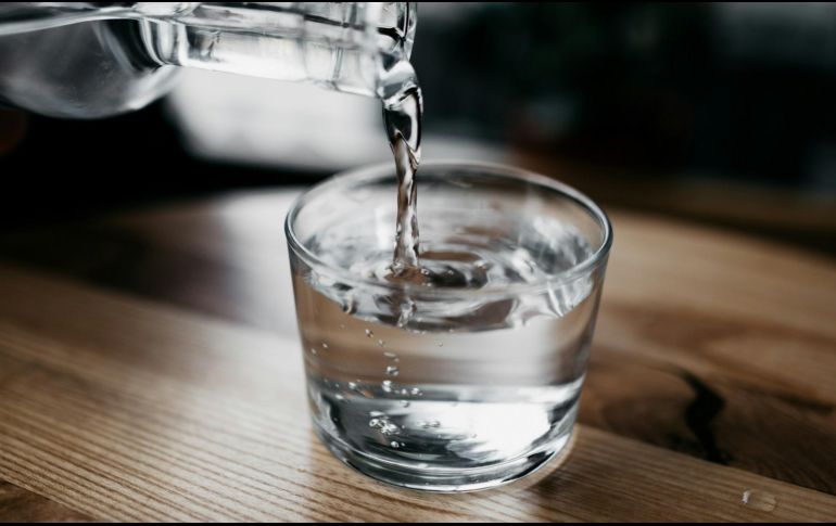 Consumir agua antes de las comidas puede ser una estrategia simple y efectiva. Unsplash.
