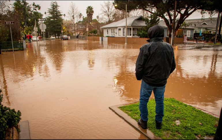 Residentes de varias ciudades en el condado de Ventura fueron obligadas a evacuar debido al peligro de inundaciones. EFE / E. Madrid