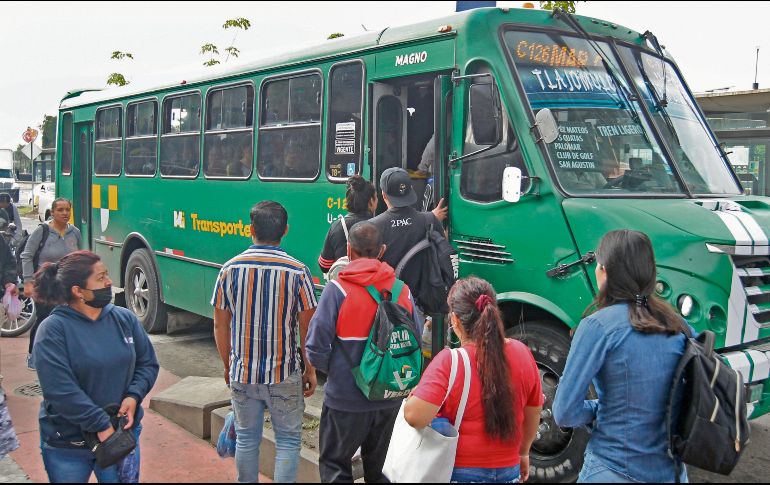 En horas pico los camiones se llenan y es cuando algunos ladrones aprovechan para robar. EL INFORMADOR/ Archivo