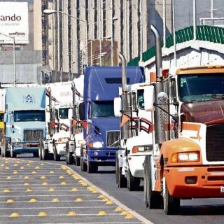 "Seguimos en paro", señalan transportistas y niegan acuerdo