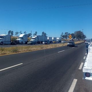 Se manifiestan transportistas por inseguridad en carreteras