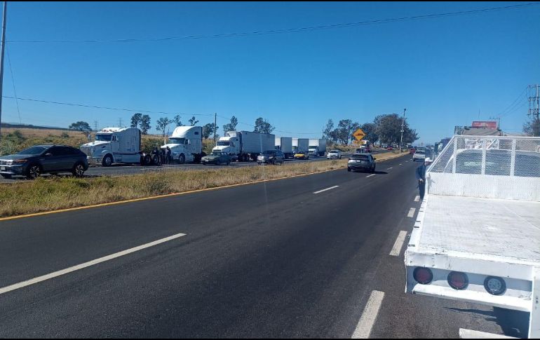La manifestación se concentra en el kilómetro 40 de la carretera Guadalajara-Colima. ESPECIAL