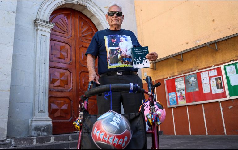 José Luis ‘Lento’ López,  se dedica a promover el fútbol entre niños de escasos recursos, por eso acudió a la misa solemne de este lunes. EL INFORMADOR/H.FIGUEROA