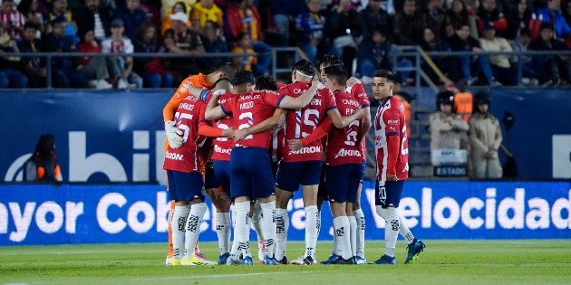 Chivas viaja a Canad&aacute; sin cuatro de sus titulares