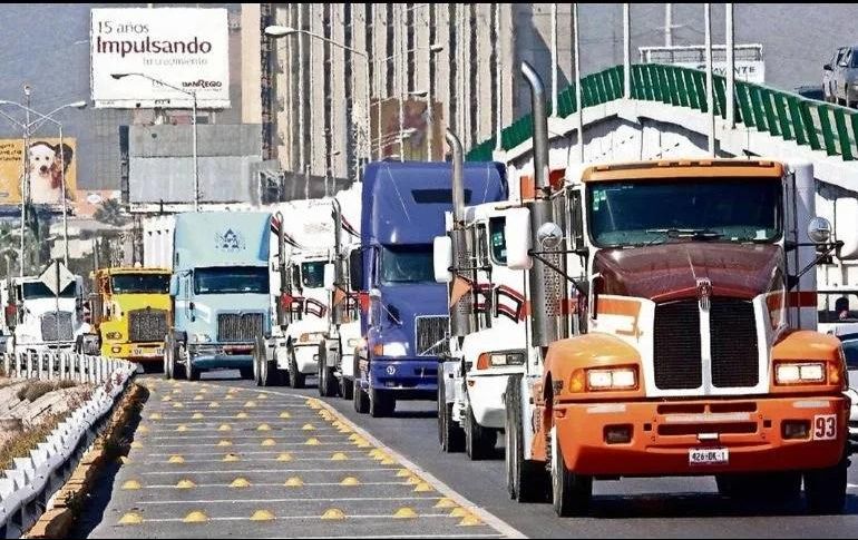 Tras llegar a un acuerdo los transportistas levantaron el plantón que tenían ayer en el kilómetro 40 de la carretera Guadalajara-Colima. SUN/ Archivo