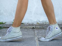 Por lo general, los calambres ocurren en nuestras piernas, pero también pueden marcar presencia en los pies, las manos y el abdomen. ESPECIAL / Foto de Apostolos Vamvouras en Unsplash