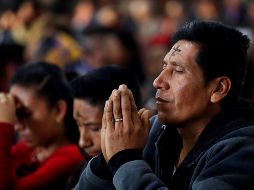 En el Miércoles de Ceniza, durante una ceremonia se les coloca la ceniza a las personas creyentes en su frente en forma de cruz.  EFE/E. Biba
