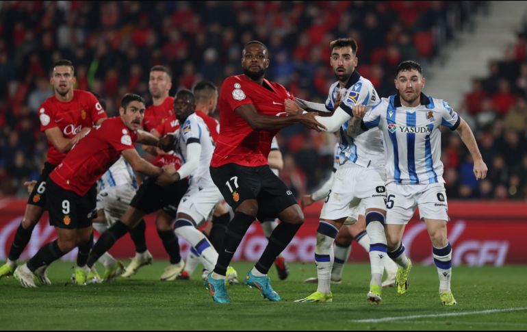 Tras una actuación discreta de las dos escuadras, todo se decidirá hasta el martes 27 de febrero en el Real Arena. EFE/ J. Avellá.