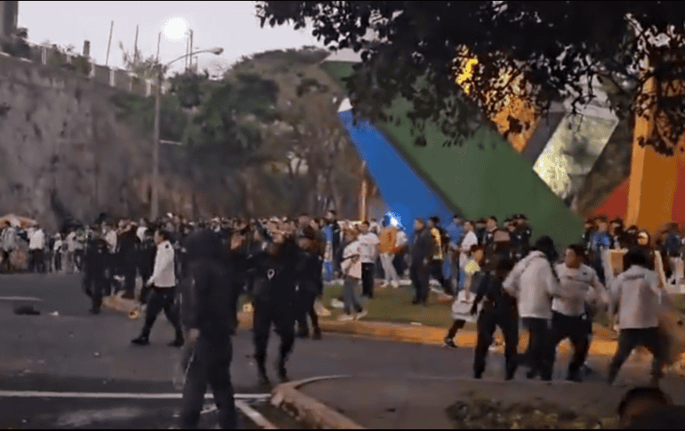 Se pudo observar cómo seguidores de los dos conjuntos se agredieron físicamente a través de video que circularon a través de redes sociales. ESPECIAL.