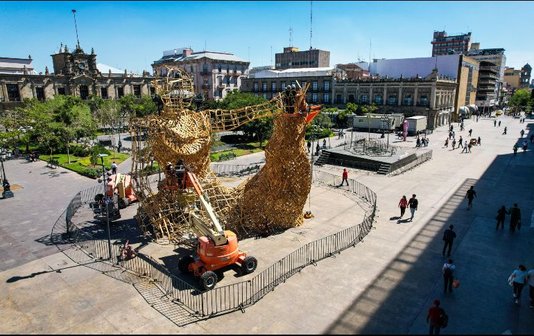 Como parte de los festejos de la fundación de Guadalajara, los tapatíos podrán disfrutar una estructura de una bailarina folclórica que se ubicará en el paseo Alcalde, frente al quiosco de la plaza de Armas. EL INFORMADOR/A. Navarro