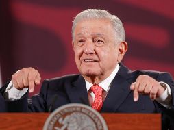 AMLO comparte que ya tiene el primer ejemplar de su nuevo libro. EFE/I. Esquivel