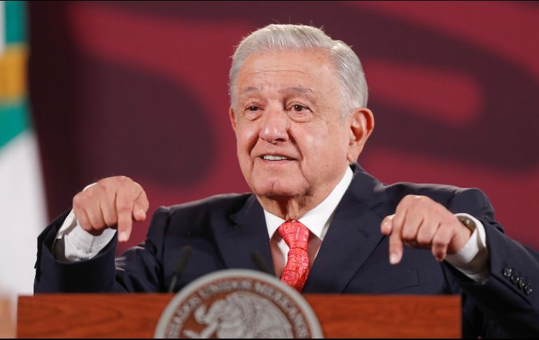 AMLO comparte que ya tiene el primer ejemplar de su nuevo libro. EFE/I. Esquivel