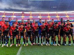 La afición impulsó al club rojinegro en su victoria. Imago7