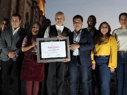 Tras la entrega de un diploma al galardonado se dio paso a un concierto donde las tapatías y tapatíos, visitantes y turistas del Centro Histórico, disfrutaron de las melodías de Paco Padilla.  CORTESÍA