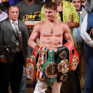 Canelo Álvarez es acusado de "secuestrar los cinturones" por rechazar pelea con Benavidez