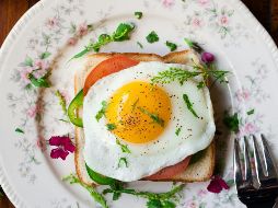 Una fuente de proteínas y grasas saludables, el huevo se puede preparar de diferentes maneras, ya sean revueltos, cocidos o en omelet con verduras. ESPECIAL / Foto de Joseph Gonzalez en Unsplash