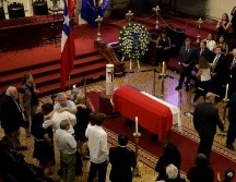 Los restos del ex presidente están siendo velados con todos los honores nacionales. EFE/ A. Díaz