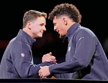 El mano a mano entre Brock Purdy (izq.) y Patrick Mahomes roba la atención. AFP/C. Unger