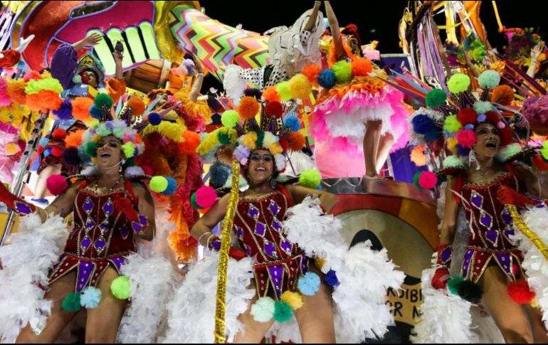 De acuerdo con Chicão Bulhões, secretario municipal de Desarrollo Económico y Urbano, citado en el informe divulgado por la Alcaldía, solo el sector de servicios abarca un peso de más del 80 % para los ingresos de la ciudad por el carnaval. EFE / ARCHIVO