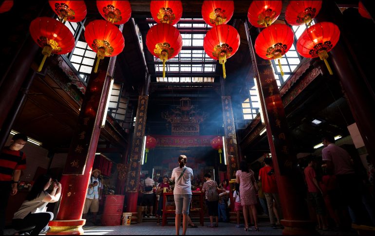 Malayos de etnia china rezan en el primer día del Año Nuevo Lunar en un templo en Kuala Lumpur, Malasia.AP/V. Thian