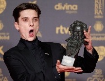 El actor argentino Matias Recalt posa con el premio al Mejor Actor Revelación por la película 'La sociedad de la nieve', durante la ceremonia de entrega de la 38 edición de los Premios Goya. EFE/Mariscal