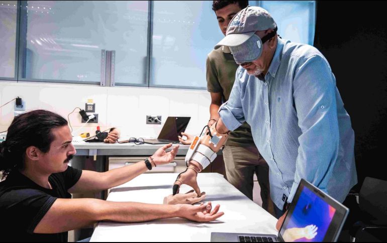 Gracias a la mano protésica termosensible, Fabrizio pudo distinguir y clasificar manualmente objetos de distintas temperaturas y percibir el contacto corporal con otros seres humanos. EFE / EPFL/Caillet
