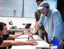 Gracias a la mano protésica termosensible, Fabrizio pudo distinguir y clasificar manualmente objetos de distintas temperaturas y percibir el contacto corporal con otros seres humanos. EFE / EPFL/Caillet