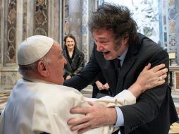 En ese momento Milei le estrechó la mano y llegó a darle un abrazo, conversando ambos entre risas durante unos instantes. EFE/VATICAN MEDIA