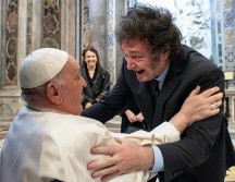 En ese momento Milei le estrechó la mano y llegó a darle un abrazo, conversando ambos entre risas durante unos instantes. EFE/VATICAN MEDIA