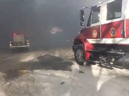 Se reportó un incendio en un corralón de vehículos, en un predio que se localiza a la altura del kilómetro siete en el municipio de El Carmen, Nuevo León. X / @PC_NuevoLeon