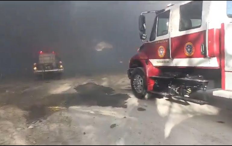 Se reportó un incendio en un corralón de vehículos, en un predio que se localiza a la altura del kilómetro siete en el municipio de El Carmen, Nuevo León. X / @PC_NuevoLeon