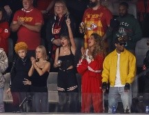 Taylor, vestida de negro, con coleta y labios rojos, se convirtió en el foco de atención previo al inicio del partido. EFE / C. Brehman