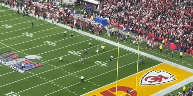 Super Bowl 2024: Hombre logra burlar la seguridad y brinca al campo del Allegiant Stadium
