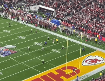 El hombre entró desde la esquina de la zona donde de anotación de los Chiefs y recorrió hasta el lado contrario del terreno de juego. ESPECIAL.