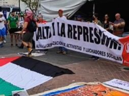 Alrededor de las 12:30 horas se reunieron en la Rambla Cataluña, donde el pasado domingo policías tapatíos detuvieron a varias personas quienes pintaban un mural en favor de Gaza en la pared de un particular, y quienes fueron liberadas esta misma semana. ESPECIAL