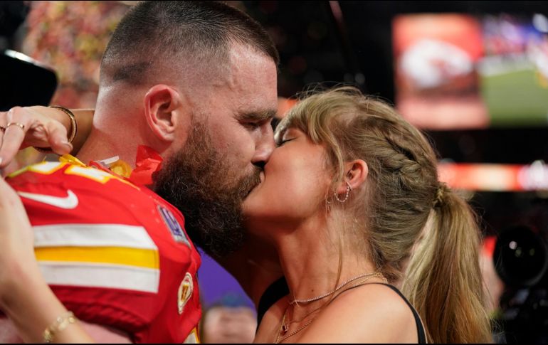 La pareja del momento acaparó la atención con un momento romántico en el Allegiant Stadium. AP / B. Anderson
