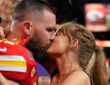 Según las imágenes transmitidas por la televisión australiana, Kelce descendió esta mañana del avión privado de Swift en el Aeropuerto Internacional de Sídney. AP / B. Anderson