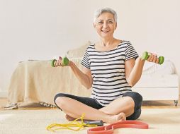 Las mujeres mayores de 65 años con osteoporosis pueden agregar peso a sus ejercicios para fortalecer la masa ósea. ESPECIAL