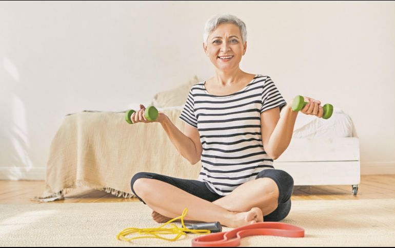Las mujeres mayores de 65 años con osteoporosis pueden agregar peso a sus ejercicios para fortalecer la masa ósea. ESPECIAL