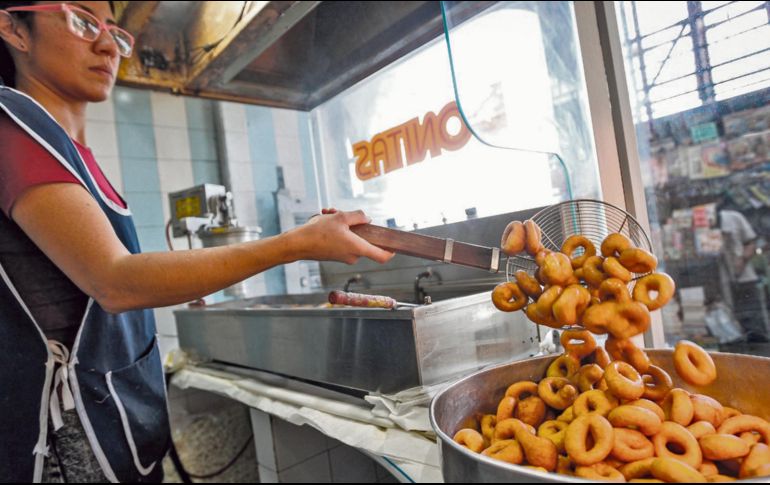 Los sábados, domingos y días feriados es común encontrar filas de clientes en las donas del Centro de Guadalajara. EL INFORMADOR/ H. Figueroa