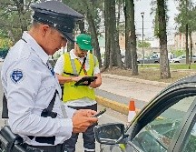 Los oficiales del “Escuadrón Verde” levantan multas a los conductores que no cumplen con la norma. EL INFORMADOR/ Archivo