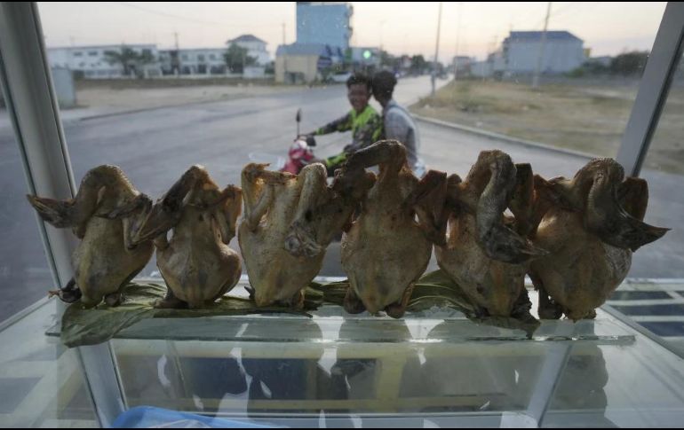 La gripe aviar normalmente se contagia entre aves y no era considerada una amenaza para los humanos hasta el brote estallado en 1997 en un mercado de pollos en Hong Kong. AP / H. Sinith