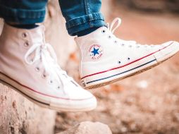 Los tenis blancos son muy fáciles de ensuciarse, pero basta un truco casero para que queden como nuevos. ESPECIAL/ Foto de AaDil en Unsplash