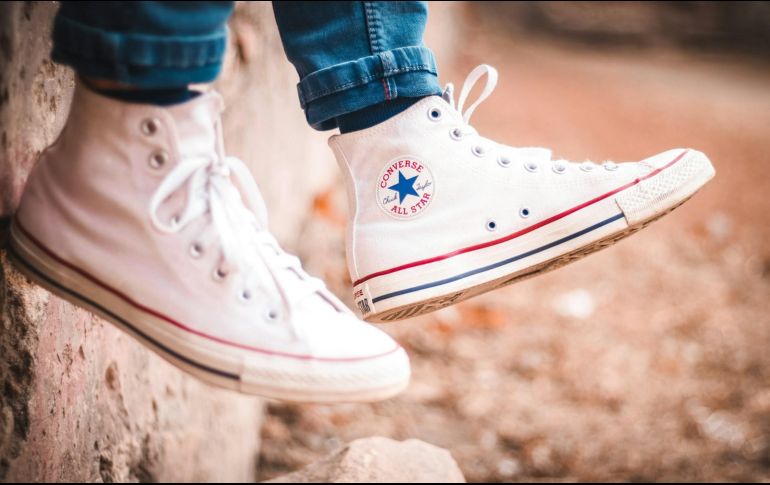 Los tenis blancos son muy fáciles de ensuciarse, pero basta un truco casero para que queden como nuevos. ESPECIAL/ Foto de AaDil en Unsplash