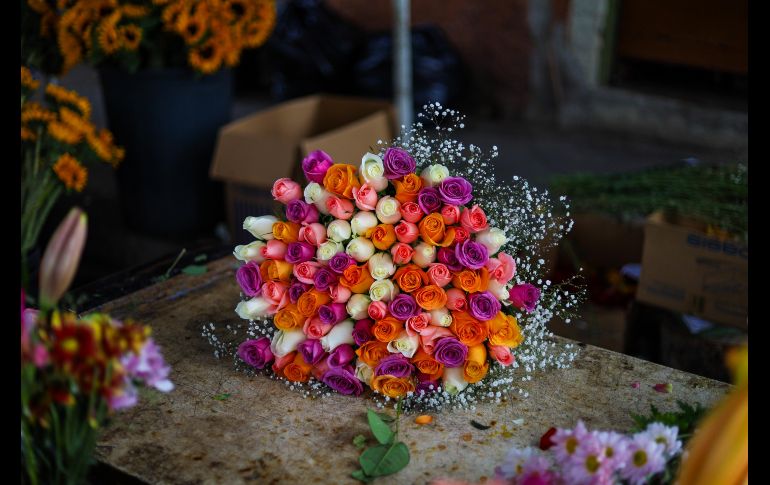 Un ramo de 24 rosas se vende entre los 300 y 400 pesos, en el mercado de las flores de la colonia Mezquitán de Guadalajara. EL INFORMADOR/Arturo Navarro.