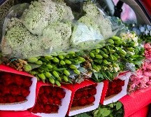 Un ramo de 24 rosas se vende entre los 300 y 400 pesos, en el mercado de las flores de la colonia Mezquitán de Guadalajara. EL INFORMADOR/Arturo Navarro.