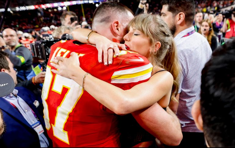 El jugador de los Kansas City Chiefs, Travis Kelce abraza a su novia, la cantante Taylor Swift tras la victoria de su equipo ante los San Fransisco 49ers durante la Super Bowl. EFE/ J. Mabanglo.