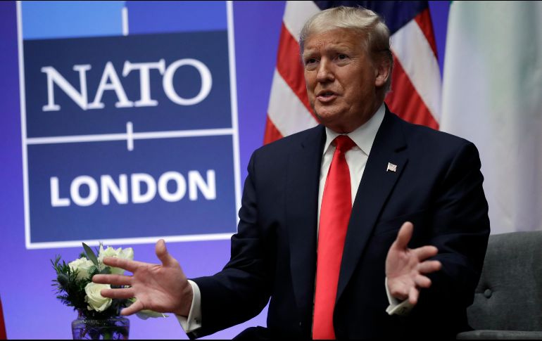 Partidarios con pancartas y banderas se reunieron frente a una valla del tribunal.AP